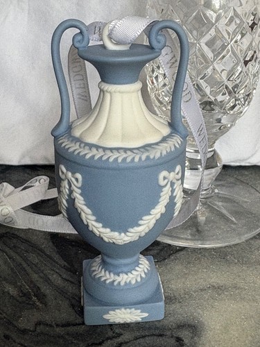 Wedgwood jasperware urn - wedgwood,