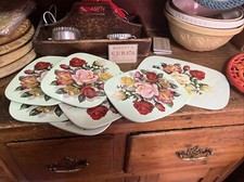 Vintage  Retro Kitsch 1950s  Placemats Roses Design, Cottage Core, Metal.