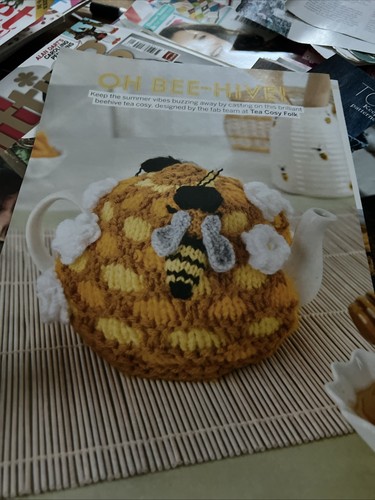 Bee hive tea cosy knitting - hive,