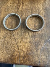 A VINTAGE SILVER COLOUR METAL ELASTICATED SHIRT SLEEVE GARTER/ ARMBAND