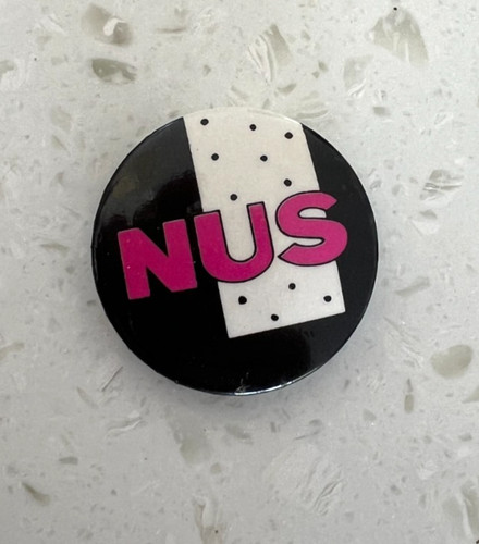 Vintage nus pin badge national - nus,