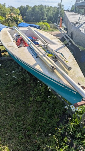 Comet dinghy comes with - -,