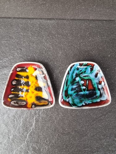 Two poole delphis pin - pin, dishes