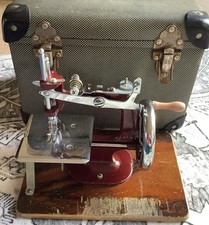 VINTAGE ESSEX MINATURE SEWING