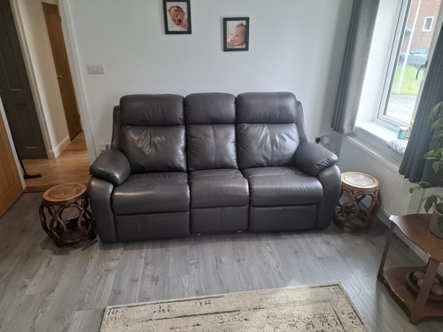 Plan grey leather sofa - g,