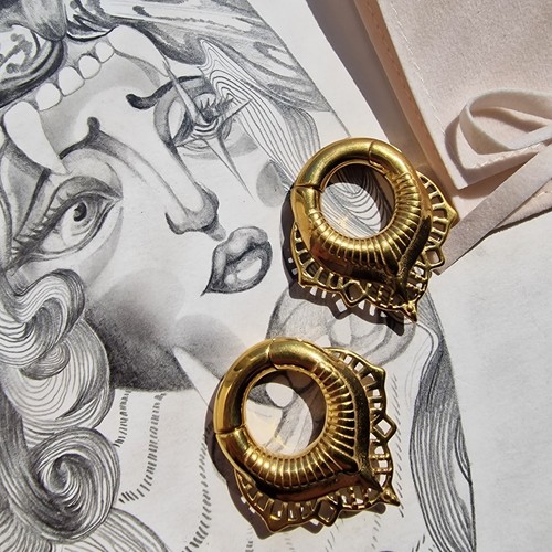 6mm gold teardrop ear - 2g,