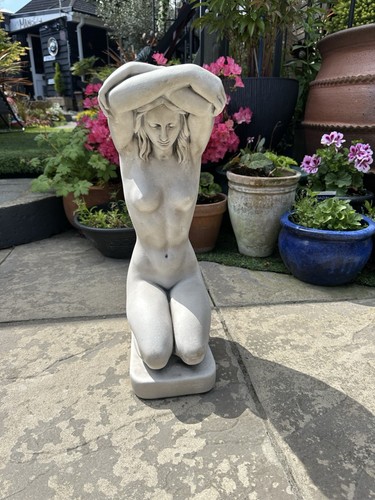 Beautiful nude kneeling lady - beautiful,