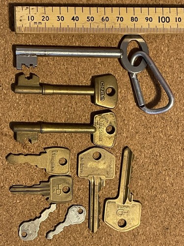 Vintage keys job lot - keys,