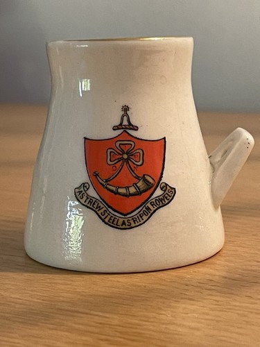 Goss crested china las - china,