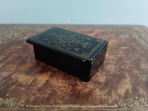 Antique lacquered black gold - antique,