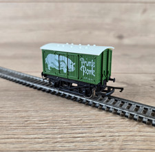 Hornby R162 Prime Pork Closed Wagon Green 00 Gauge Very Good