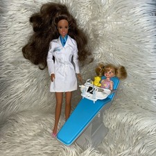 1997 Mattel Brunette Dentist Barbie playset (H)