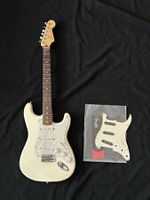 ? Fender Stratocaster - 2000/2001 White Fender Strat ? with hard case