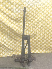 LARGE ANTIQUE RUSTIC IRON BLACKSMITHS LEG VICE