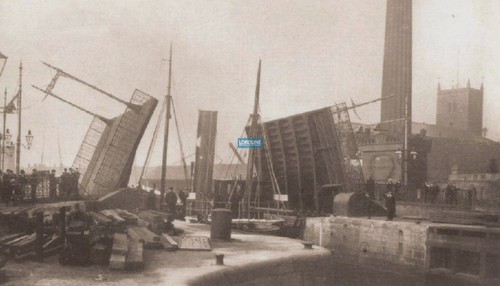 Hull social history monument - history:,