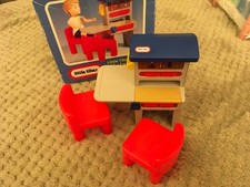 LITTLE TIKES DOLLS HOUSE
