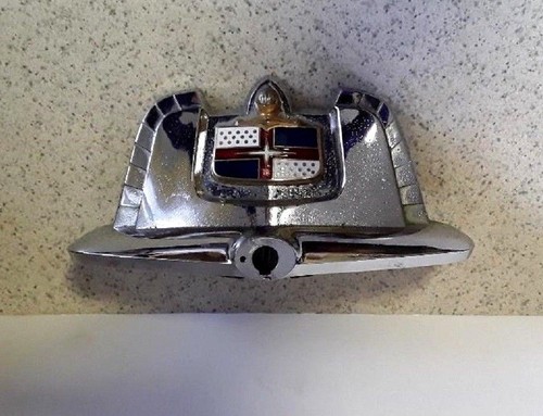 Lincoln 1953 trunk - trunk, emblem