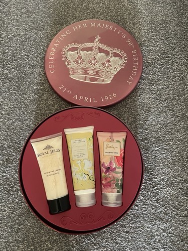 Royal memorabilia queen - royal,