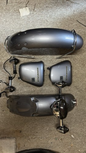 Triumph bonneville front - front,, rear