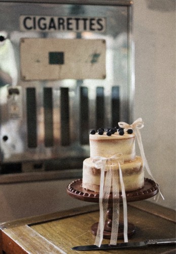 Stunning wooden pedestal - , cake