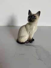 BESWICK ENGLAND - SIAMESE CAT SITTING - PORCELAINE - CREAM AND BROWN - GLOSSY