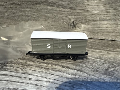 Tt120 hornby box van - sr,