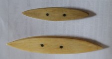 PAIR of VINTAGE BONE TATTING SHUTTLES in CONTRASTING SIZES 