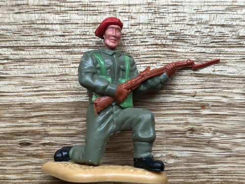 Timpo kneeling red beret - kneeling,