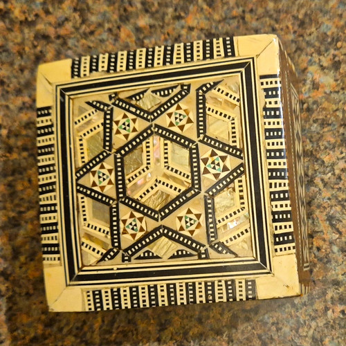 Square wooden trinket box - square,