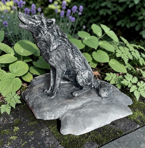 Wolf howling ornament - ornament, figurine