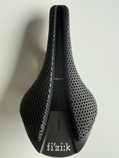 Fizik Antares Versus Evo 00 Adaptive Saddle Carbon, Regular, Black