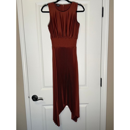 Express pleated sleeveless - pleated,