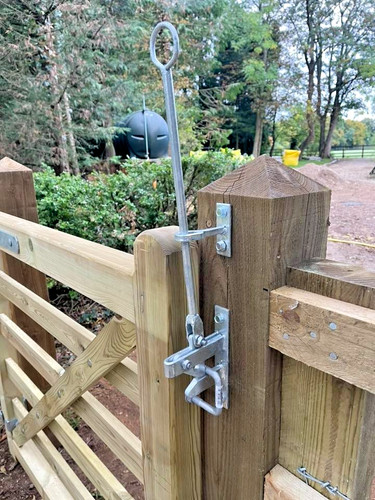 Hunting gate latch horse