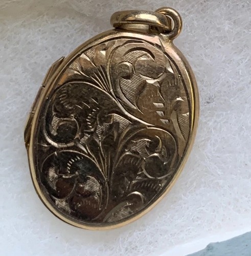 9ct gold floral locket oval - 9ct,