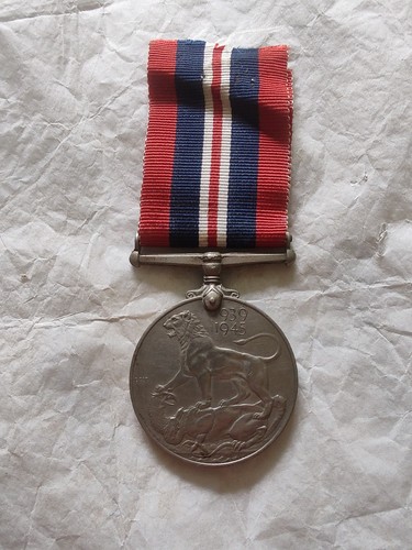 Ww2 war medal original good - original,