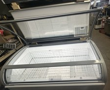 Novum 605L Commercial Curved Glass Display Freezer – Auto Defrost System ￼– 2018