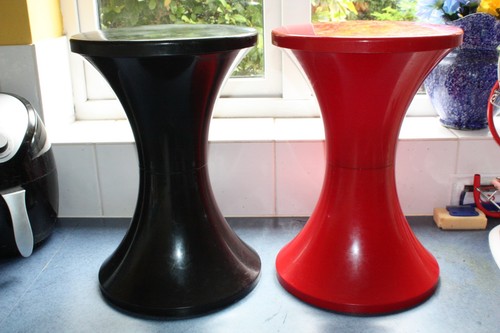 Two retro red - two, tam