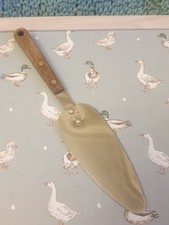 Vintage Skyline Cake Serving