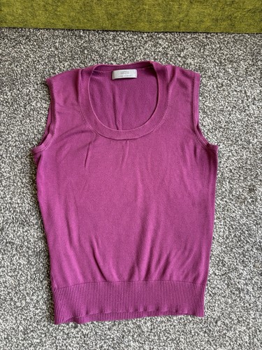 Crew neck sleeveless vest - neck,