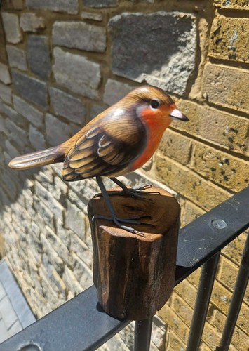 Robin tree trunk - on,
