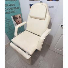 STURDY AESTHETIC LEATHER COSMETIC / CLINICAL / THERAPY CHAIR