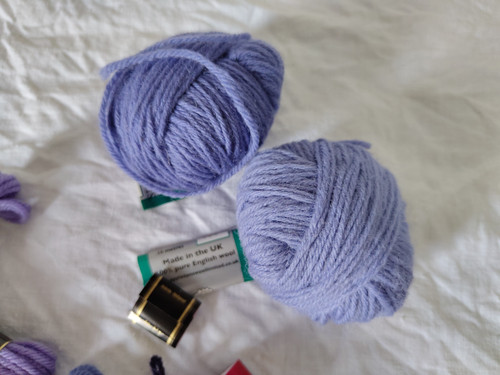Lilac tapestry wool yarn - , left