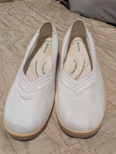 Grasshoppers white slip - grasshoppers, on