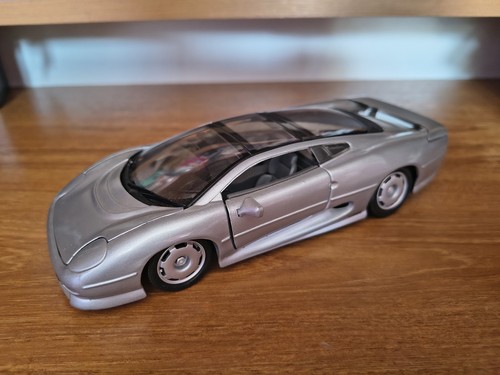 Maisto jaguar xj220 18 - maisto, 1:18