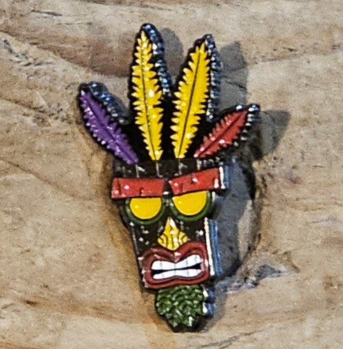 Crash bandicoot enamel pin - crash,