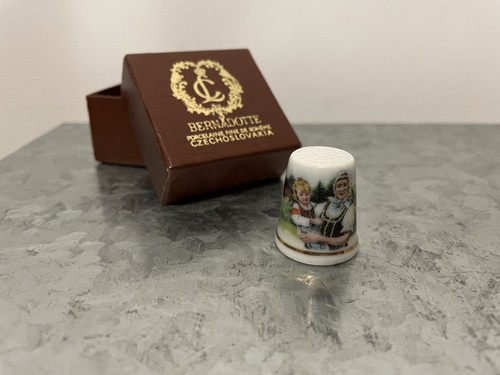 Thimble collectors club people - thimble,
