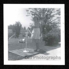 FARM WOMAN DRESS APRON WELL