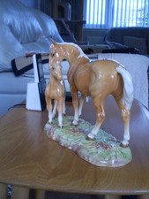 Beswick Mare and Foal on Base Model No 953 in Pal0mino Gloss,