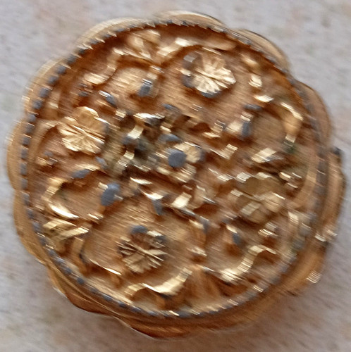 Small gold tone floral - tone, flowers