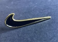 NIKE Official Black Swoosh Pin Badge hats/brooches/lapel/backpack) 3.5 cm Long